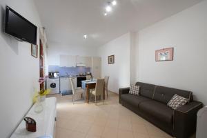 A television and/or entertainment centre at Domus Lavinia