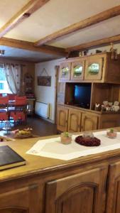 eine Küche mit einer Theke und einem TV darüber in der Unterkunft Appartement La Montagne in Les Gets
