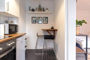 eine kleine Küche mit einer Theke und einem Stuhl in der Unterkunft E&K Cityapartments in Wuppertal