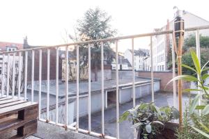 une terrasse avec balustrade en métal sur un balcon dans l'établissement E&K Cityapartments, à Wuppertal