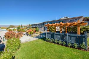 vista esterna di un edificio con cortile di Central Gateway Motel a Cromwell