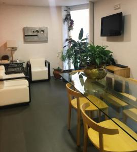 Televízia a/alebo spoločenská miestnosť v ubytovaní Hotel Zarampallo