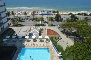vistas a la piscina y a la playa en BarraBella Apartamentos, en Río de Janeiro