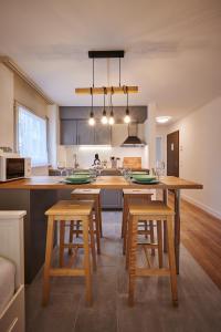 インターラーケンにあるStay Switzerland Apartmentsのテーブルと椅子が備わるキッチン