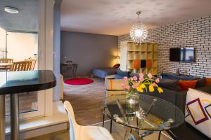 un soggiorno con tavolo e divano di Designomania Apartments - Nadwiślańska 11 a Cracovia