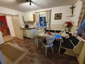 een woonkamer met een bank en een tafel bij Landhaus Eder in Kirchberg in Tirol