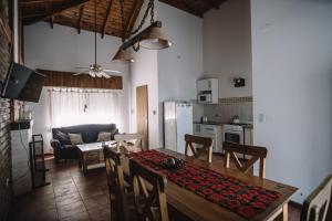 cocina y comedor con mesa y sillas en Las Morenas en Sierra de la Ventana