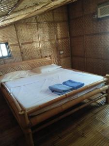 Un ou plusieurs lits dans un hébergement de l'établissement Calayo Beach Resort