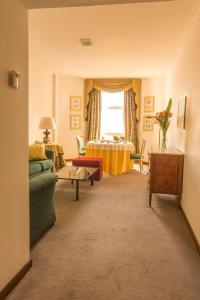 a living room with a couch and a window at Hotel Libertador in Tandil