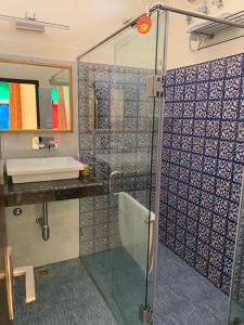 ein Badezimmer mit einer Glasdusche mit Waschbecken in der Unterkunft Camellia Heritage Homestay in Jaipur + 75 Fotos