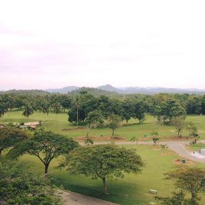 une vue aérienne sur un parc arboré et une route dans l'établissement Condo D'Savoy A Famosa Resort Melaka Homestay, à Kampong Pulau Sebang