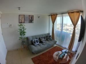 sala de estar con sofá y mesa de cristal en Condomino Marina Sol 3, en Coquimbo