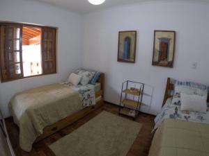 um quarto com uma cama e uma janela em Corona Hostel em Poços de Caldas