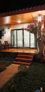 une maison avec un escalier menant à une grande fenêtre dans l'établissement Lanta Queen Resort, à Ko Lanta