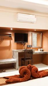 Cette chambre dispose d'un bureau, d'une télévision et d'un réfrigérateur. dans l'établissement Lanta Queen Resort, à Ko Lanta