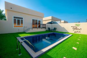 una casa con piscina en el patio en Palms Residence Inn دار النخيل, en Nizwa