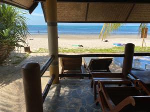 uma vista para uma praia com cadeiras e para o oceano em Laguna Beach Club Resort em Ko Lanta