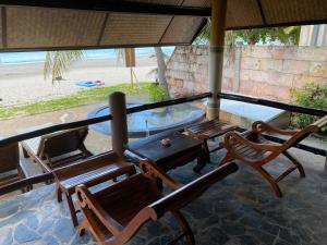 um quarto com cadeiras, uma mesa e uma piscina em Laguna Beach Club Resort em Ko Lanta