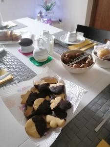 un tavolo con biscotti e una tastiera di A Casa Mia a Matera