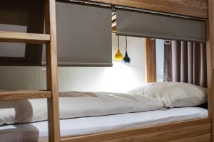 Llit o llits en una habitació de Roomie Alps Design Hostel