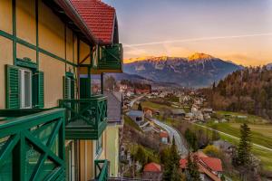 una vista da un balcone di una città con una montagna di Hotel Triglav a Bled