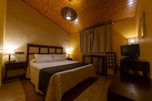 A bed or beds in a room at Hotel de Montaña Rubielos Még 37 kép