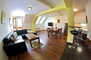ein Wohnzimmer mit einem Sofa und einem Tisch in der Unterkunft Apartmán 44 in Donovaly