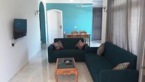 un soggiorno con due divani blu e un tavolino da caffè di New Modern Flats a Luxor