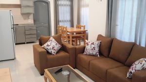 un soggiorno con un divano e un tavolo di New Modern Flats a Luxor