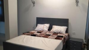 un letto con coperta e cuscini a scacchi di New Modern Flats a Luxor Altre 77 foto