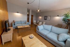 A television and/or entertainment centre at Hotel de Montaña Rubielos
