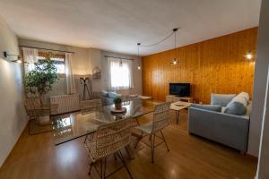 A television and/or entertainment centre at Hotel de Montaña Rubielos