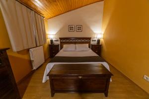 A bed or beds in a room at Hotel de Montaña Rubielos