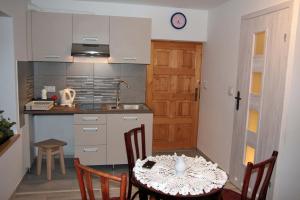 une cuisine avec une table et une cuisine avec une table et des chaises dans l'établissement Apartament U Jacka 2, à Rabka-Zdrój