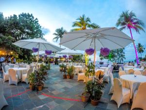 Un restaurant u otro lugar para comer en Palm Beach Resort & SPA