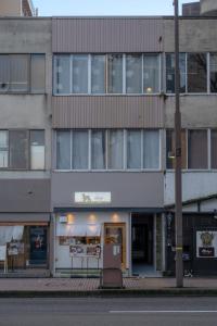 um edifício ao lado de uma rua em Hotel Trim em Kanazawa