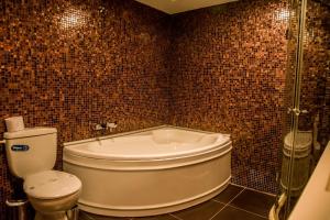 Ett badrum på Hotel Oppium Restaurant & Garden