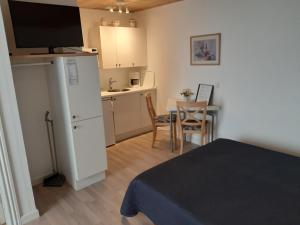 Habitación con cama y cocina con mesa en Bo Bedst Juelsminde, en Juelsminde