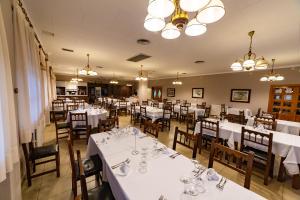 A restaurant or other place to eat at Hotel de Montaña Rubielos
