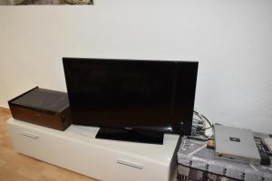 TV a/nebo společenská místnost v ubytování COMERCIAL LEPANTO - FINCAS ARENA