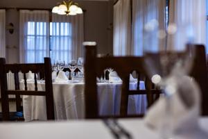 A restaurant or other place to eat at Hotel de Montaña Rubielos