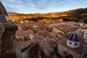 eine Luftansicht einer Stadt mit Dächern in der Unterkunft Hotel de Montaña Rubielos in Rubielos de Mora