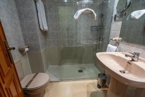 A bathroom at Hotel de Montaña Rubielos