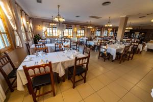 A restaurant or other place to eat at Hotel de Montaña Rubielos