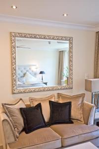 sala de estar con sofá y espejo grande en Mokni's Palais Hotel & SPA, en Bad Wildbad