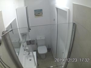 A bathroom at Rent0nline Brwinow Rooms