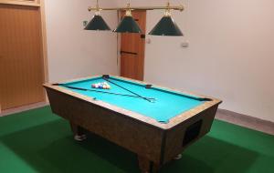 Biliardový stôl v ubytovaní Luxury Villa Castrum