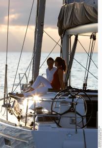 een man en vrouw op een zeilboot in het water bij BARCA Alto Livello in Lido di Ostia