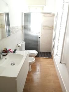 カターニアにあるCasa Levante Sea View Apartmentのトイレ、洗面台、シャワー付きのバスルーム +18枚の写真
