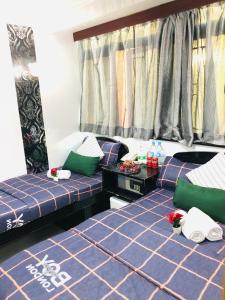 Habitación de hotel con 2 camas y mesa en Australia Lounge, en Hong Kong